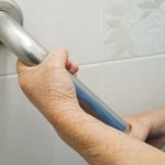 Sécurité sortie de douche : astuces et solutions préventives pour éviter les chutes