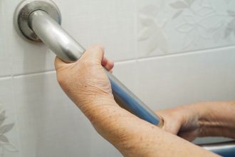 Sécurité sortie de douche : astuces et solutions préventives pour éviter les chutes