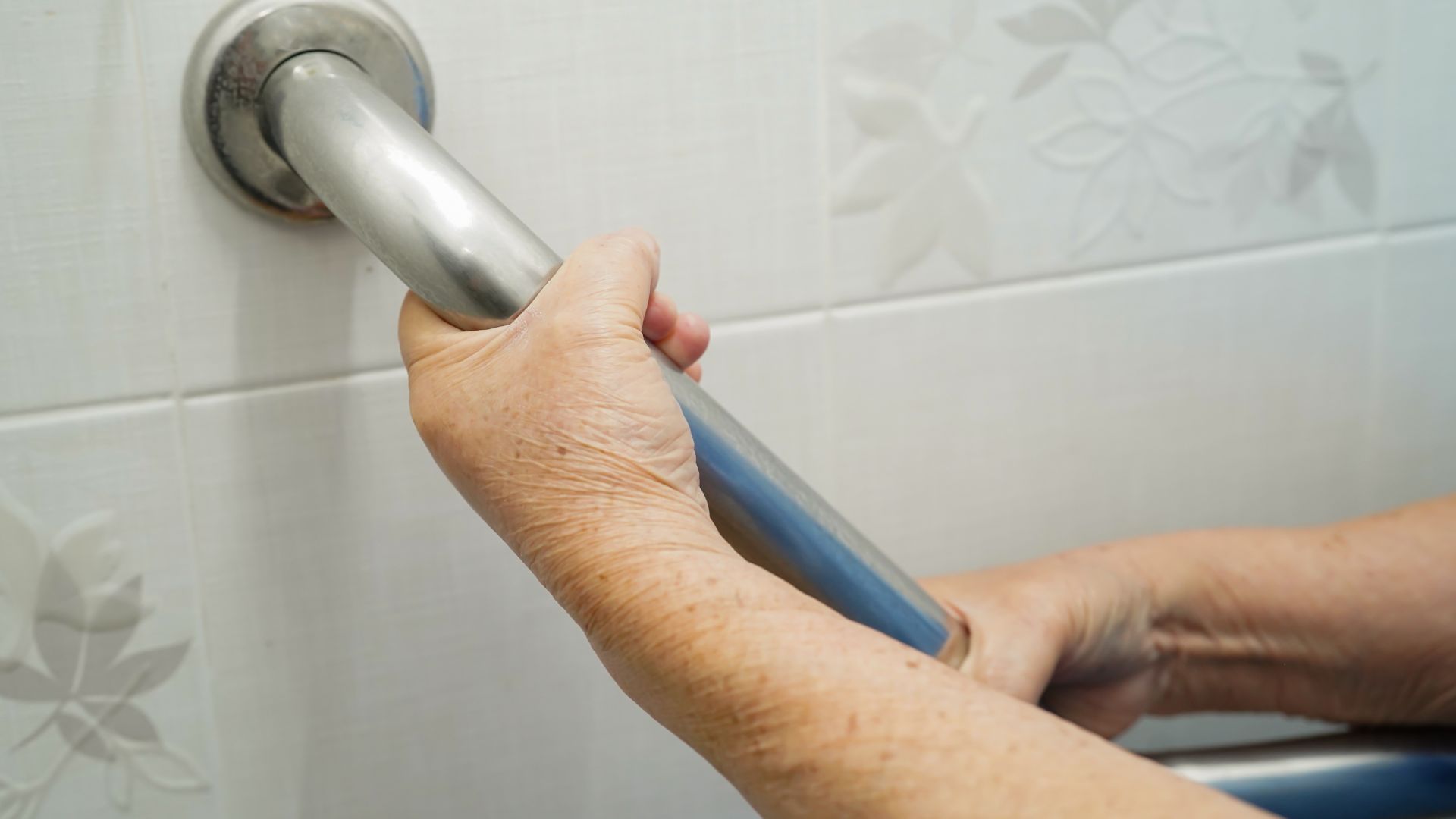 Sécurité sortie de douche : astuces et solutions préventives pour éviter les chutes